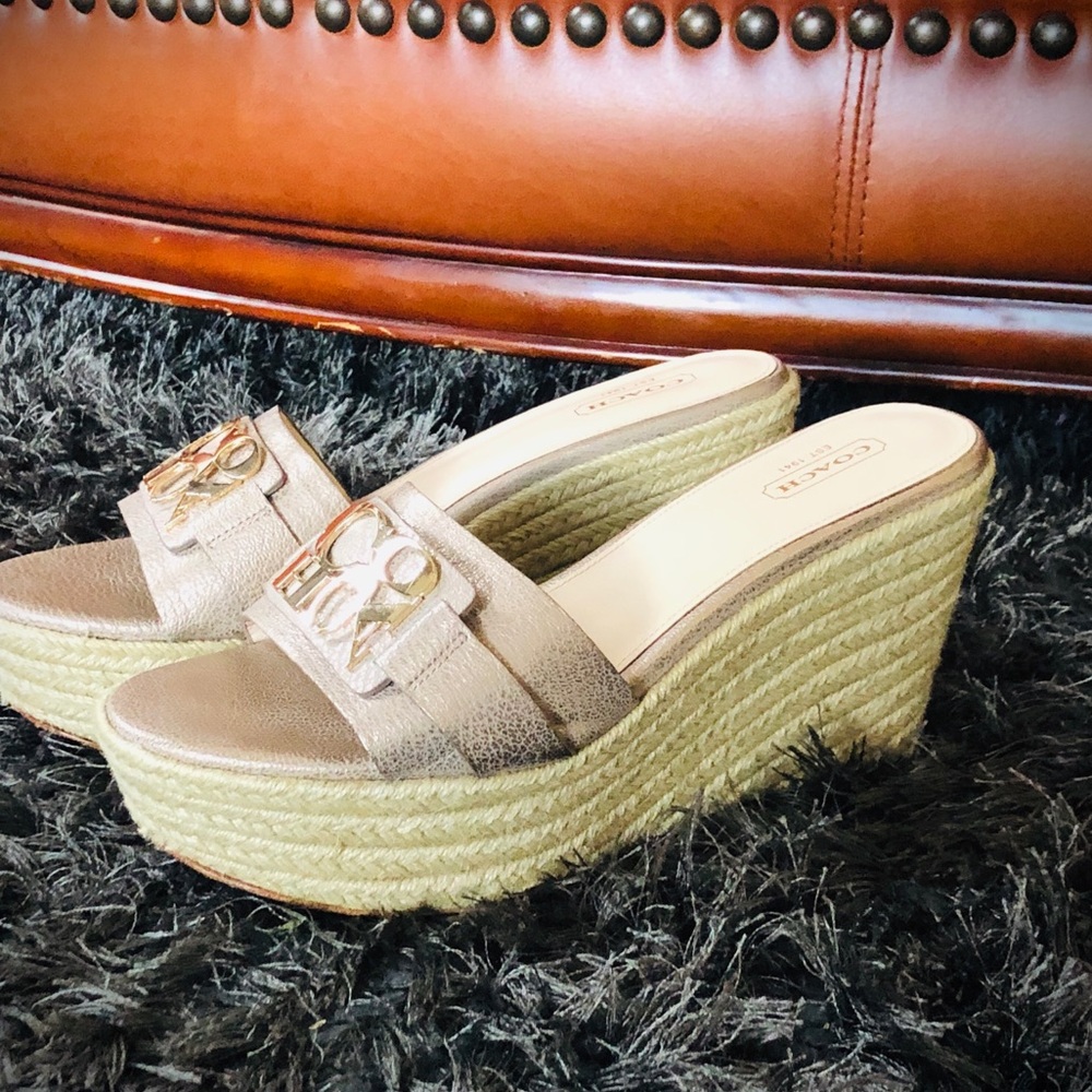 COACH SZ 9 TAN WEDGE SANDALS W/GOLD “COACH” @ TOE